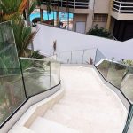 Baranda de escalera con vidrio laminado y perfil de aluminio Comenza de montaje superior.