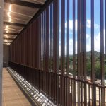 Fachada ventilada con louvers, estructura que ofrece aislamiento térmico al interior del edificio.